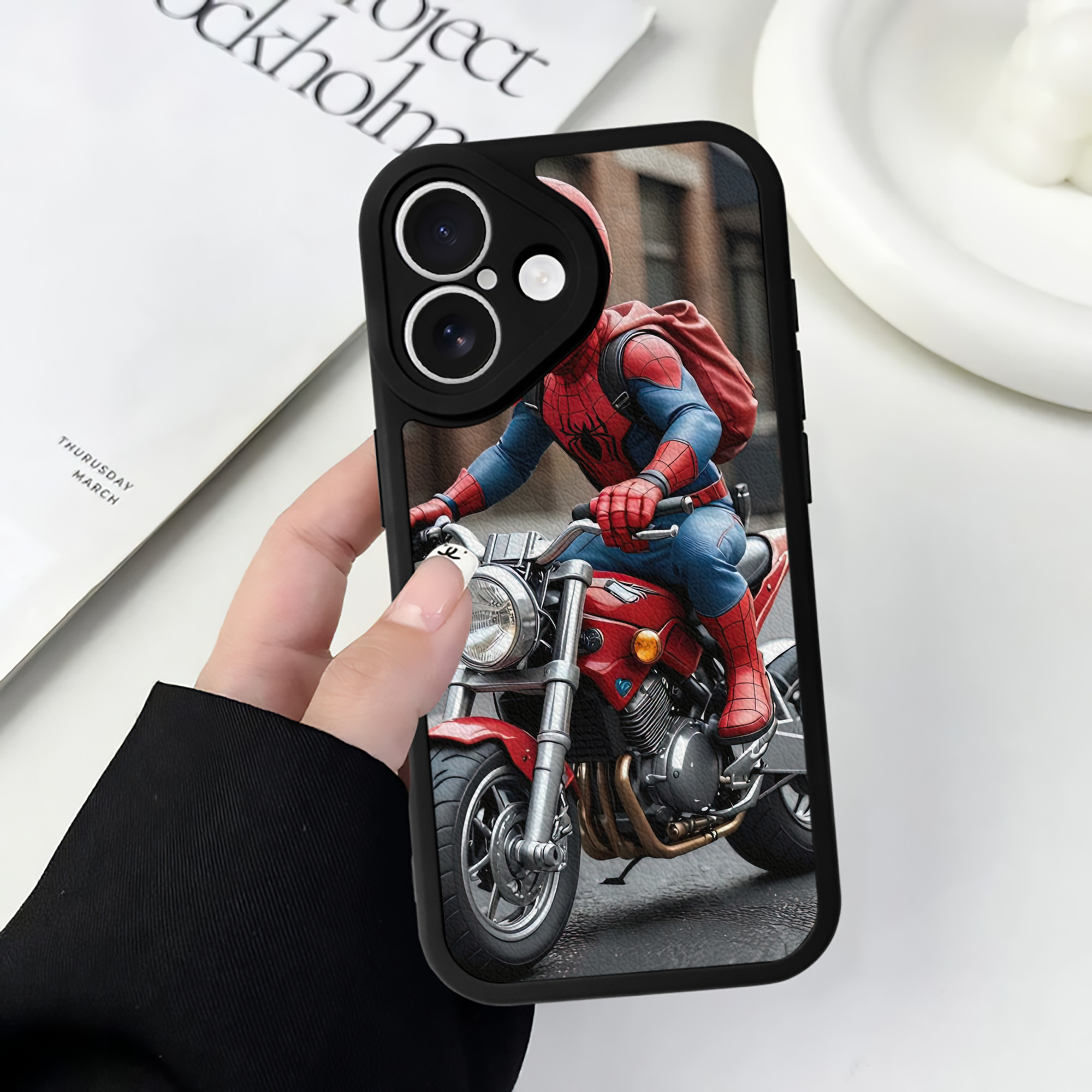 Spider Man スパイダーマン 【iPhone 16シリーズ対応】シリコンスマホケース（レザー調） 材質：シリコン